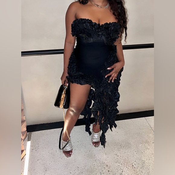 Black strapless don’t stop the party. - Picture 8 of 9